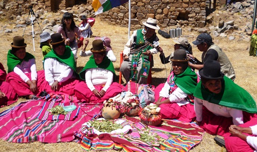 Debate Identidades Y Etnias En Bolivia Nodal Cultura